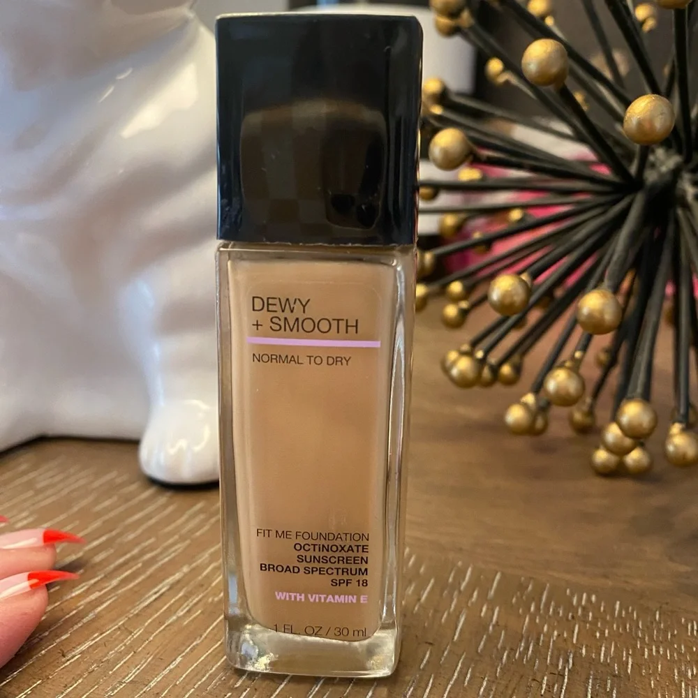 Maybelline Fit Me Dewy + Smooth Foundation 210 Sandy Beige